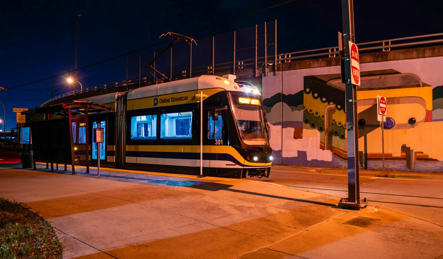 The McKinney Avenue Transit Authority trolley traveling from downtown to Uptown Dallas, one of the free things to do in Dallas with kids.