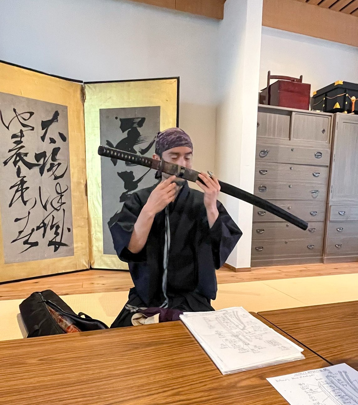 Shihan demonstrating safe katana handling to students during a samurai skills class in Sumida - Yahiro.