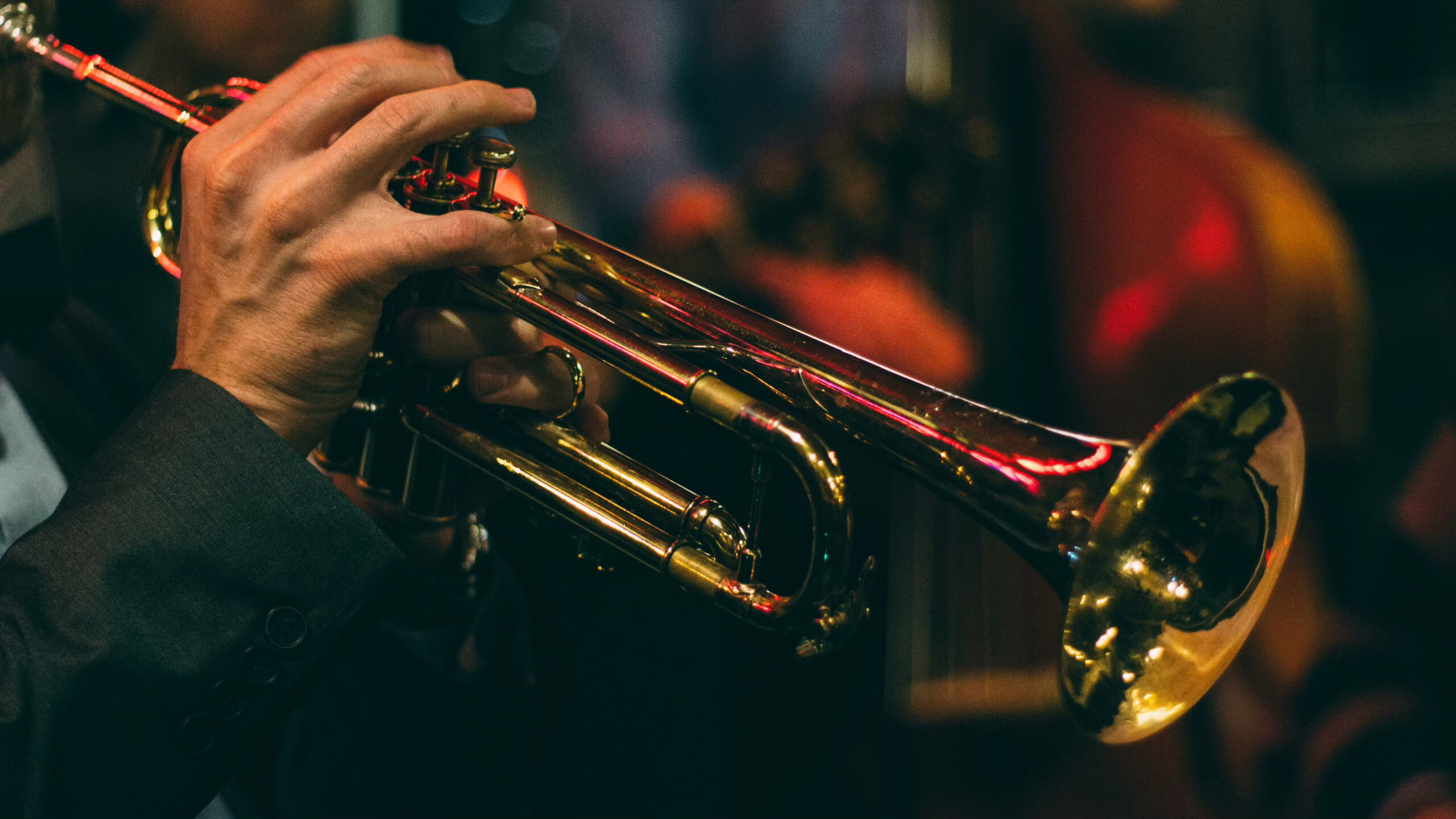 Man plays live jazz on his trumpet at the Balcony Club in Dallas, a highlight of free things to do in Dallas at night.