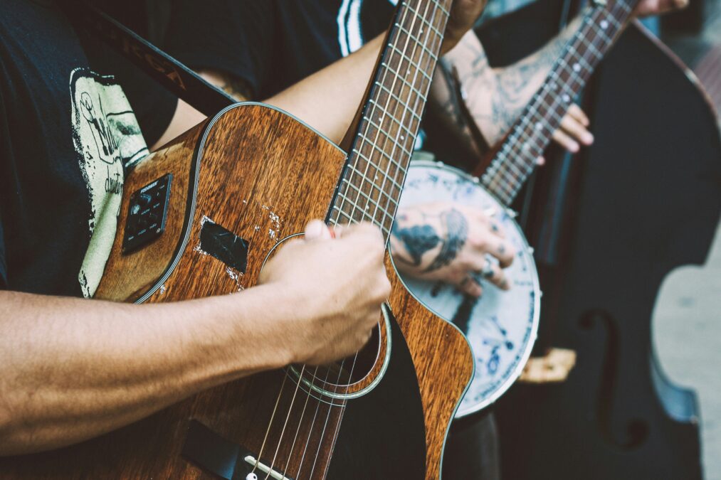 A guitar player performing live in Deep Ellum, highlighting the vibrant scene of free things to do in Dallas at night.