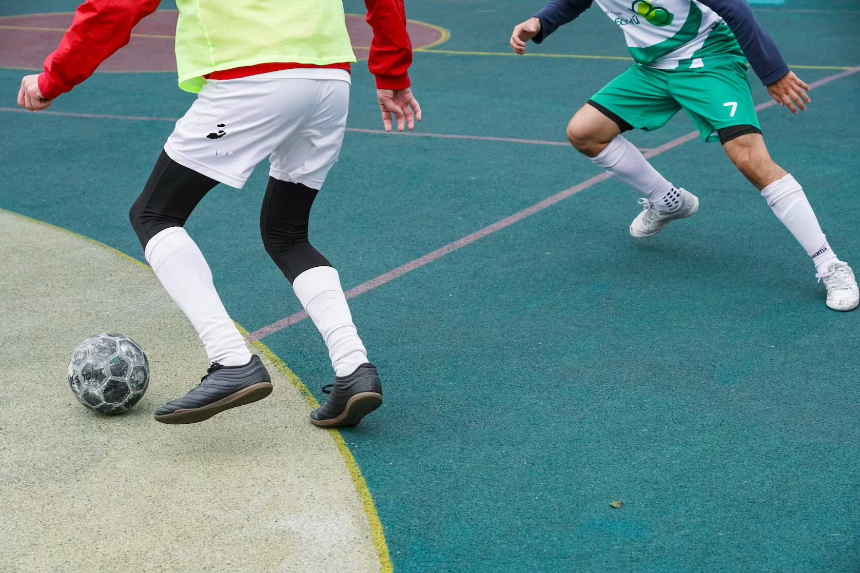 Close-up of futsal gameplay, highlighting Dallas sports leagues and small-sided indoor soccer in Dallas
